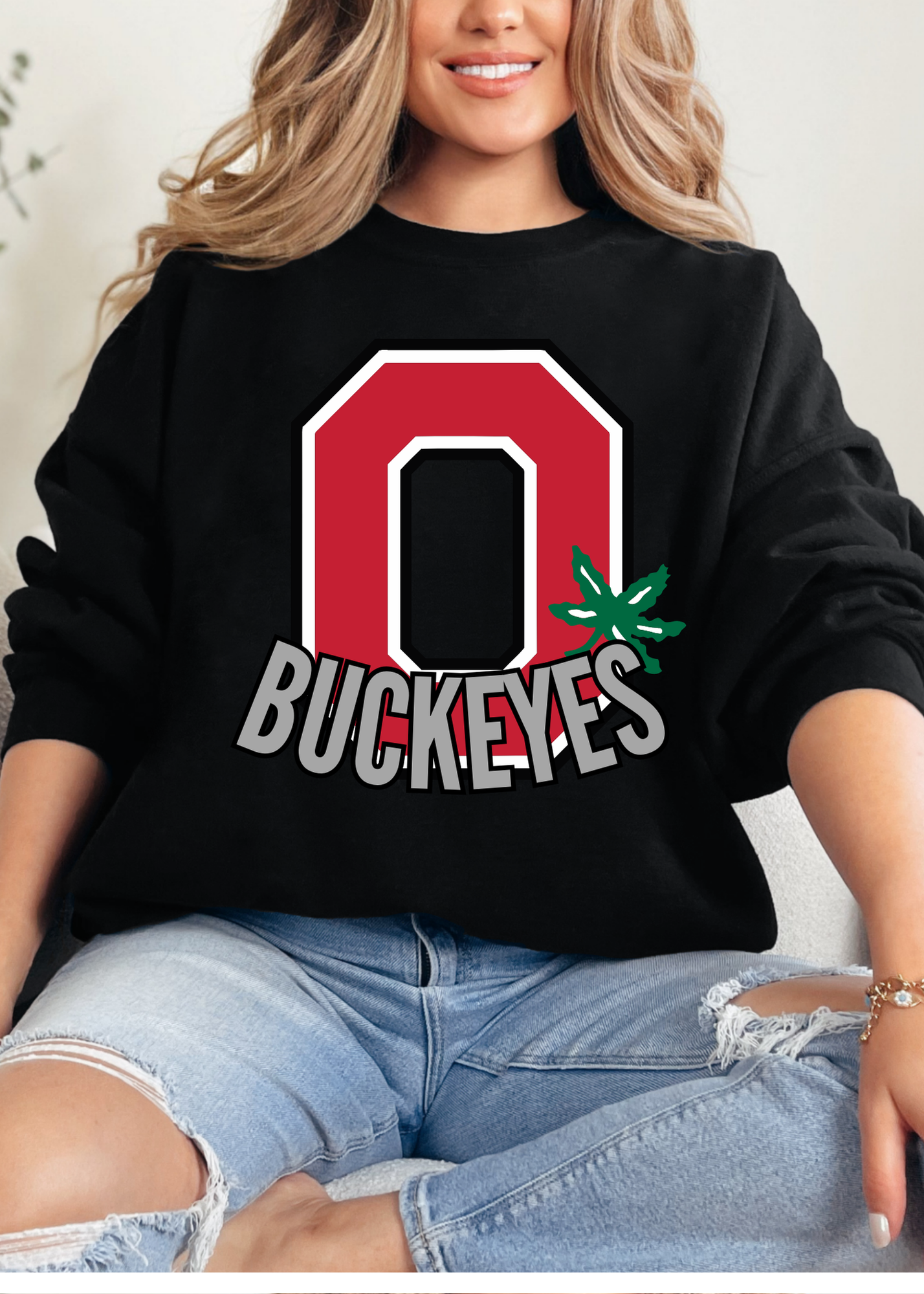 CURVED BLOCK O GRAPHIC PULLOVER